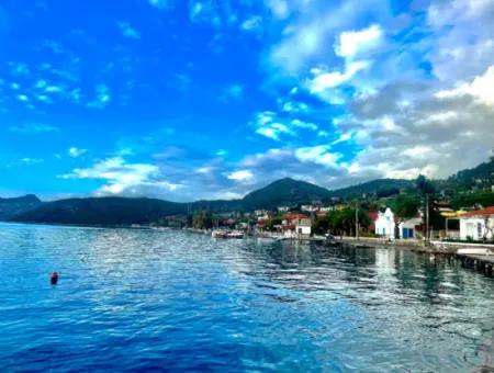 Einfamilienhaus Zum Verkauf Auf Einem 2000M2 Großen Grundstück Am Meer Im Viertel Marmaris Söğüt. Geeignet Zum Festbinden Eines Bootes Davor.