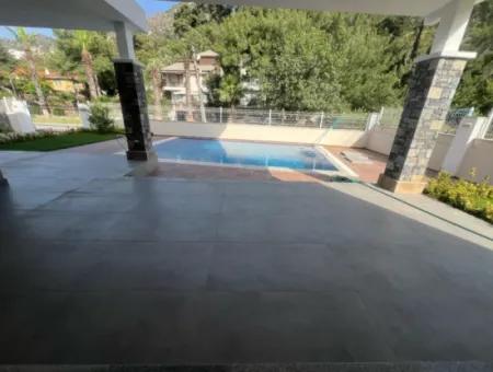 Ultra-Luxusvilla Zum Verkauf Im Viertel Icmeler Im Stadtteil Marmaris, 4 Zimmer, 4 Bäder, 240M2 Mit Swimmingpool, Auf Einem Komplett Freistehenden 450M2 Großen Grundstück Mit Waldblick