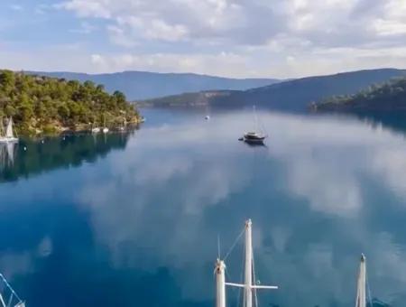 Die Zum Verkauf Stehende Insel Im Golf Von Gökova Im Bezirk Marmaris Hat Eine Grundstücksfläche Von 365000M2 Und Es Befindet Sich Ein Eingetragenes Haus Darin.