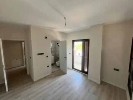 Marmaris Çetibeli Mahallesinde Orman Manzaralı Müstakil Bahçeli Yüzme Havuzlu Site İçerisinde 3 Oda 3 Banyo Satılık Villa