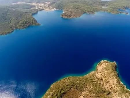 Marmaris İlçesi Gökova Körfezinde  Satılık Ada  365000M2 Arsa Alanına Sahip Olup İçerisinde Kayıtlı Ev Bulunmaktadır.